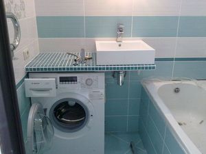Описание плюсов и минусов устройства раковины над стиральной машиной