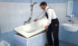 Вкладыш из акрила устанавливается в ванную.